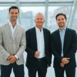 LUCA; THOMAS UND GREGOR TRETTER: Zwei Generationen am Ruder. Seit Juli 2021 bilden Thomas; Gregor und Luca Tretter die Geschäftsführung des Münchner Schuhfilialisten. Mit einer Service-Offensive und neuen Handelskonzepten hat das Trio das Traditionsunternehmen auf Kurs in Richtung Zukunft gebracht. Die Krise; sagt Luca Tretter im Interview; habe sich manchmal angefühlt wie der „Wilde Westen“. (Foto: Tretter)