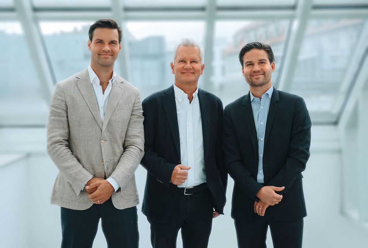 LUCA; THOMAS UND GREGOR TRETTER: Zwei Generationen am Ruder. Seit Juli 2021 bilden Thomas; Gregor und Luca Tretter die Geschäftsführung des Münchner Schuhfilialisten. Mit einer Service-Offensive und neuen Handelskonzepten hat das Trio das Traditionsunternehmen auf Kurs in Richtung Zukunft gebracht. Die Krise; sagt Luca Tretter im Interview; habe sich manchmal angefühlt wie der „Wilde Westen“. (Foto: Tretter)