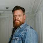 OLIVER REICHERT: Einen Preis für besondere Beliebtheit in der Schuhbranche wird Oliver Reichert wohl nicht mehr gewinnen. Der Birkenstock-Chef geht seinen eigenen Weg, weitgehend ohne Rücksicht auf die Verwurzelung der Schuhmarke im Handel. Mit dieser Strategie ist Reichert erfolgreich: Der Umsatz von Birkenstock hat sich zwischen 2017 und 2020 nahezu verdoppelt. (Foto: Antoine Doyen / Birkenstock)