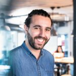 TAREK MÜLLER: Die Kriegskasse von About You ist gut gefüllt. Im Sommer startete der Onlinehändler unter Gründer und CEO Tarek Müller an der Börse und nahm Millionen ein. Diese fließen unter anderem in neue digitale Angebote zum Ausbau des Direktkundengeschäfts – im Handel macht sich Müller damit keine Freunde. (Foto: About You)