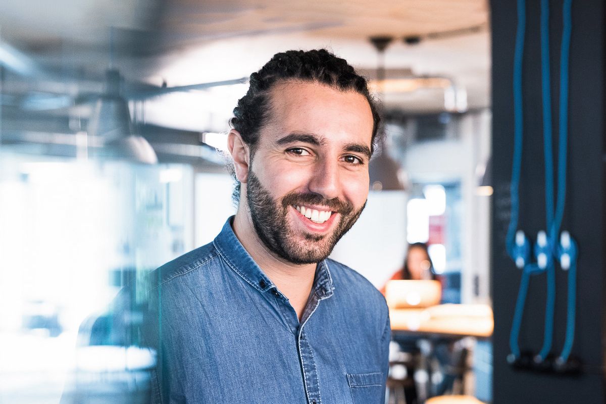 TAREK MÜLLER: Die Kriegskasse von About You ist gut gefüllt. Im Sommer startete der Onlinehändler unter Gründer und CEO Tarek Müller an der Börse und nahm Millionen ein. Diese fließen unter anderem in neue digitale Angebote zum Ausbau des Direktkundengeschäfts – im Handel macht sich Müller damit keine Freunde. (Foto: About You)