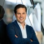 TOBIAS EICHMEIER: Als Geschäftsführer der ANWR Schuh GmbH hat Tobias Eichmeier gemeinsam mit Helmut Wies das Dienstleistungs-Angebot der Verbundgruppe gestrafft und neu ausgerichtet. Dazu gehören angepasste Warenprogramme und die Kopplung an ein Datenpanel. Ziel sei es, so Eichmeier im schuhkurier-Interview, die Omnichannel-Exzellenz der Händler zu steigern. (Foto: ANWR)
