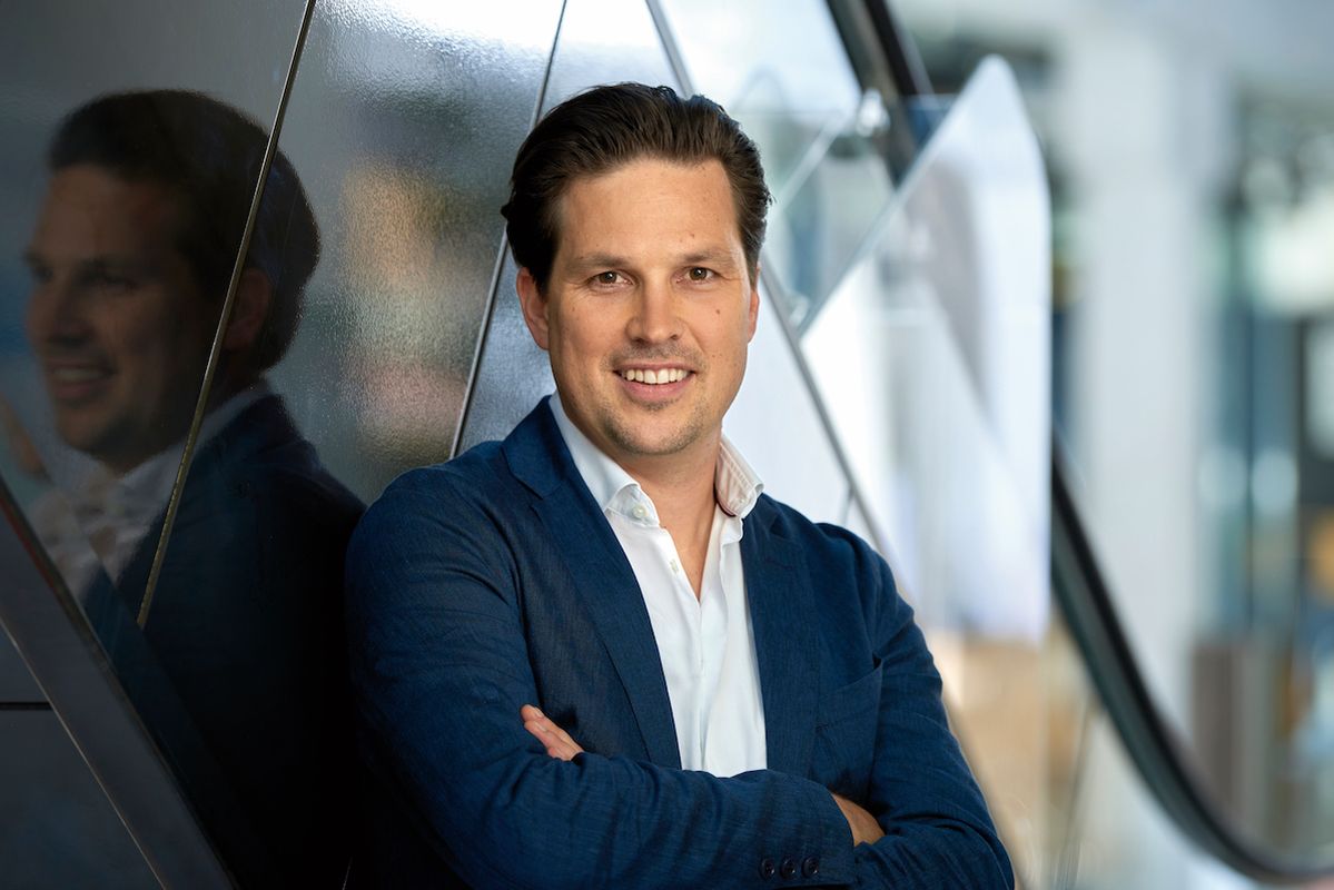TOBIAS EICHMEIER: Als Geschäftsführer der ANWR Schuh GmbH hat Tobias Eichmeier gemeinsam mit Helmut Wies das Dienstleistungs-Angebot der Verbundgruppe gestrafft und neu ausgerichtet. Dazu gehören angepasste Warenprogramme und die Kopplung an ein Datenpanel. Ziel sei es, so Eichmeier im schuhkurier-Interview, die Omnichannel-Exzellenz der Händler zu steigern. (Foto: ANWR)