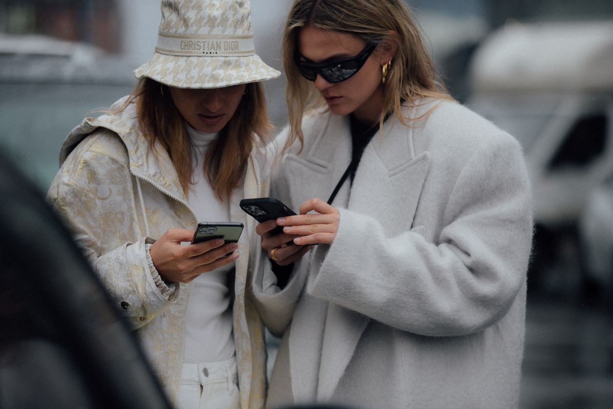 Streetstyles von der Copenhagen Fashion Week im Februar 2022. (Fotos: Bryndis Thorsteinsdottir, Moeez Ali, Claire Guillon)
