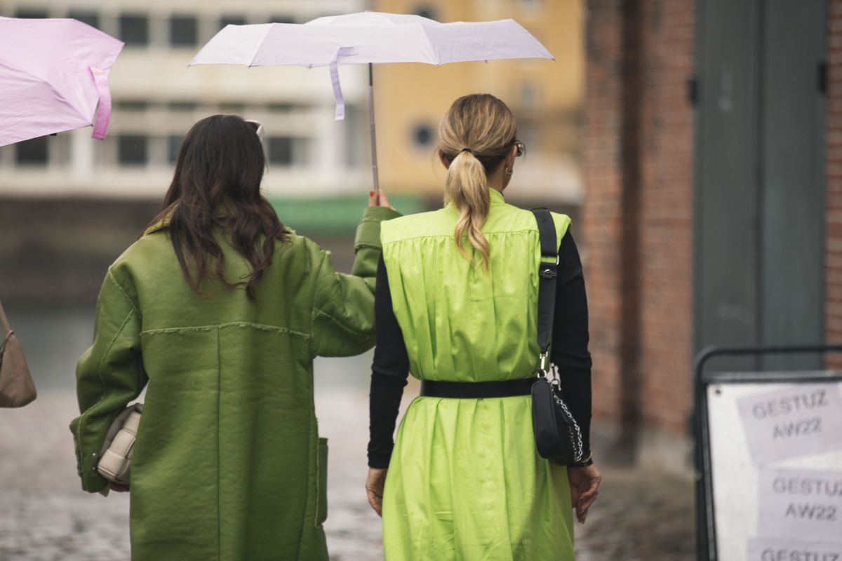 Streetstyles von der Copenhagen Fashion Week im Februar 2022. (Fotos: Bryndis Thorsteinsdottir, Moeez Ali, Claire Guillon)