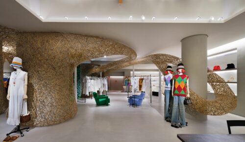 Kunsthandwerk verschmilzt mit Naturmaterialien: eine Bühne für Luxusmode. (Foto: Lewis Ronald)