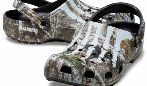 Crocs mit Skelettaufdruck für die Halloween-Party.  (Foto: Crocs)