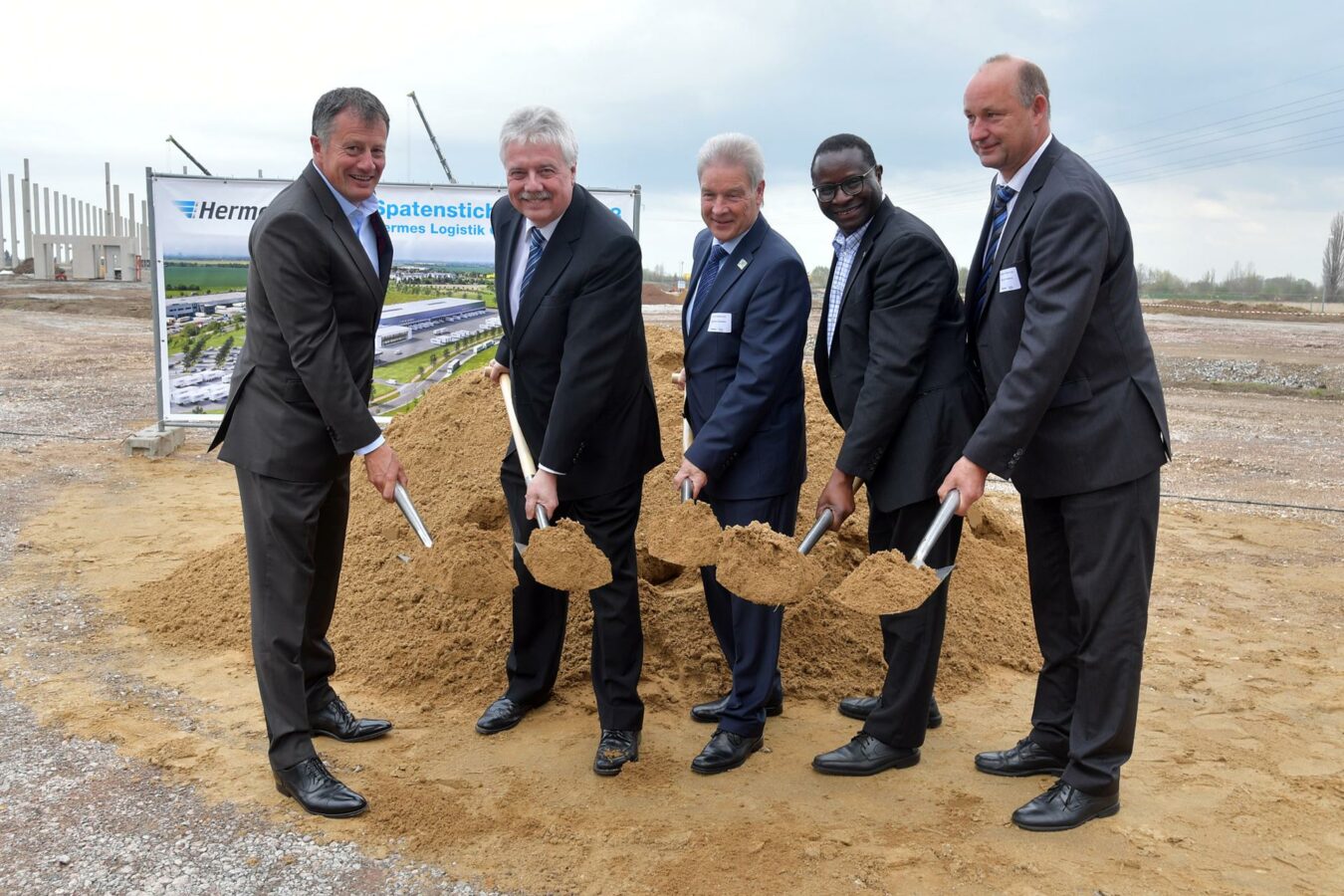 Spatenstich: (v.l.) Thomas Horst (Hermes Germany), Dr. Andreas Mattner (ECE), Kurt Hambacher (Bürgermeister Kabelsketal), Dr. Karamba Diaby (Mitglied des Deutschen Bundestages) und Hartmut Handschak (Stv. Landrat Saalekreis) (Foto: ECE)