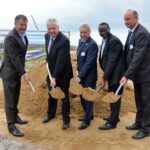 Spatenstich: (v.l.) Thomas Horst (Hermes Germany), Dr. Andreas Mattner (ECE), Kurt Hambacher (Bürgermeister Kabelsketal), Dr. Karamba Diaby (Mitglied des Deutschen Bundestages) und Hartmut Handschak (Stv. Landrat Saalekreis) (Foto: ECE)
