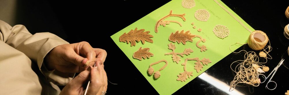 In Handarbeit werden die Details für die Lederwaren angefertigt. (Foto: Fendi/Silvia Rivoltella)