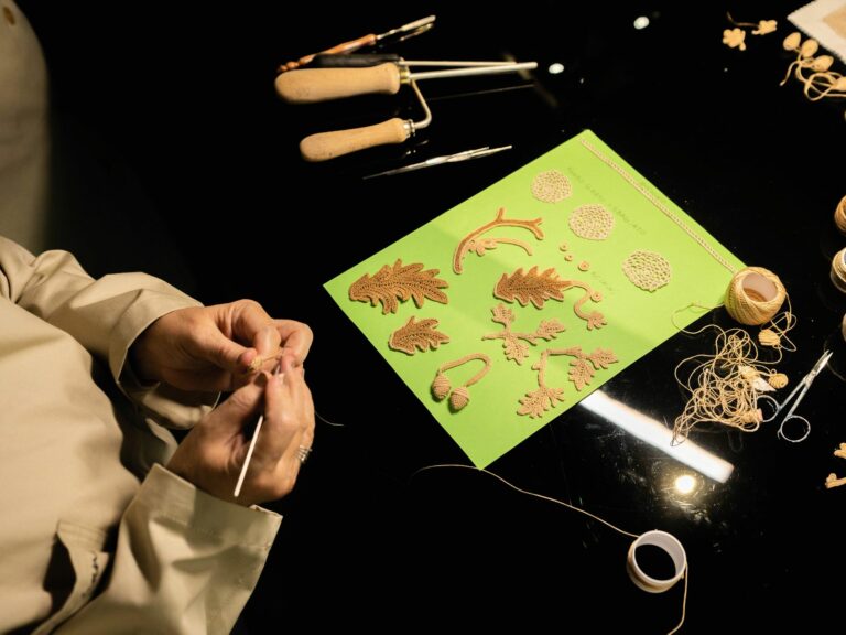 In Handarbeit werden die Details für die Lederwaren angefertigt. (Foto: Fendi/Silvia Rivoltella)