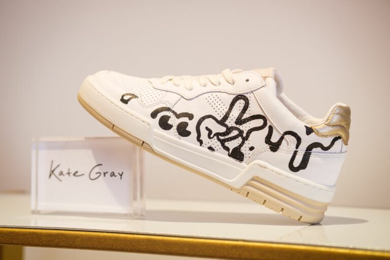 Bemalter Sneaker der Humanic Exklusivmarke Kate Gray. (Foto: Humanic/Manolo Ponte)