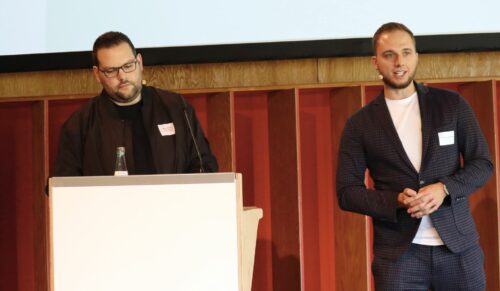 Marco Schmid (links) und Sebastian Sprödhuber über das Marketing bei Modehaus Frey. (Foto: Ulrike Lach/BTE)