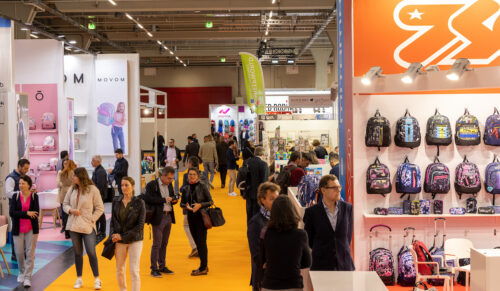 Blick in den Taschen- und Accessoiresbereich auf der Insights-X 2022. (Foto: Spielwarenmesse eG / Foto: Alex Schelbert