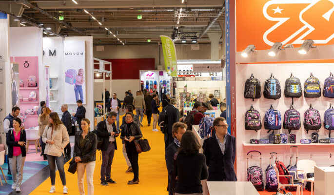 Blick in den Taschen- und Accessoiresbereich auf der Insights-X 2022. (Foto: Spielwarenmesse eG / Foto: Alex Schelbert