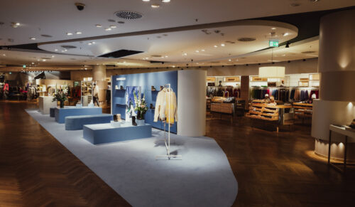 Inuikii Pop-Up Fläche bei Breuninger: Winterliches Blau trifft cleanes Design. (Foto: Inuikii)