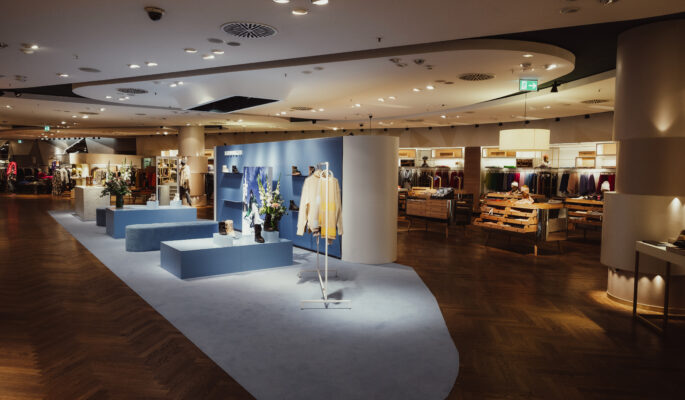 Inuikii Pop-Up Fläche bei Breuninger: Winterliches Blau trifft cleanes Design. (Foto: Inuikii)