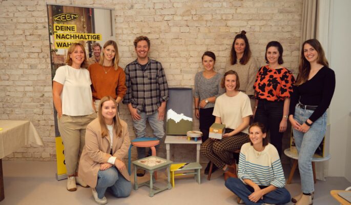 Keen präsentiert sein neues Schuhmodell Mosey in einem Workshop mit Upcycling-Künstlern. (Foto: Keen)