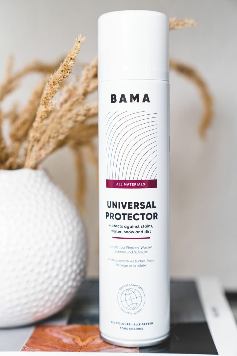 Universalspray zum Schutz vor Nässe, Flecken, Schmutz und Schnee steht in der Gunst der Kunden ganz oben. (Foto: Bama)