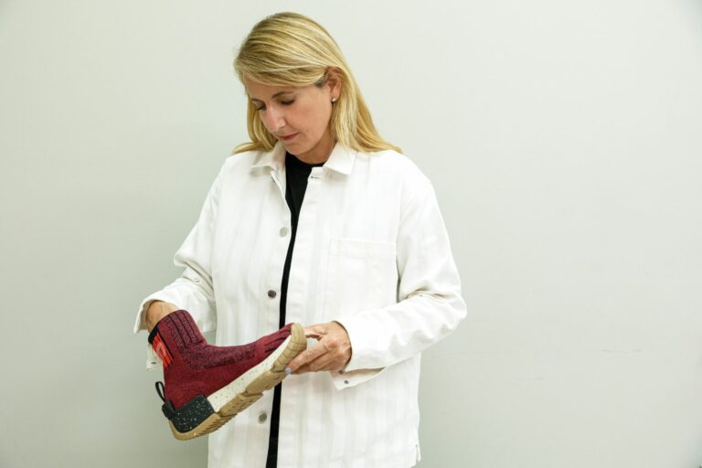 Architektin Patricia Urquiola designte die neuen Uyn Urban-Schuhe. (Foto: Uyn)