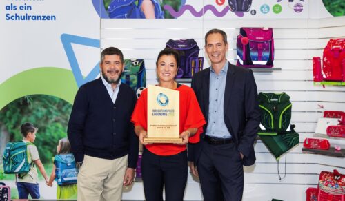 Pelikan Global Marketing Director Claudio Simon (v.l.), die Produktverantwortliche Corinna Dobrott aus dem Herlitz Schulranzen Team sowie Pelikan Chief Operating Officer Jens Kollecker freuen sich über die Auszeichnung mit dem Innovationspreis Ergonomie 2022. (Foto: Pelikan)