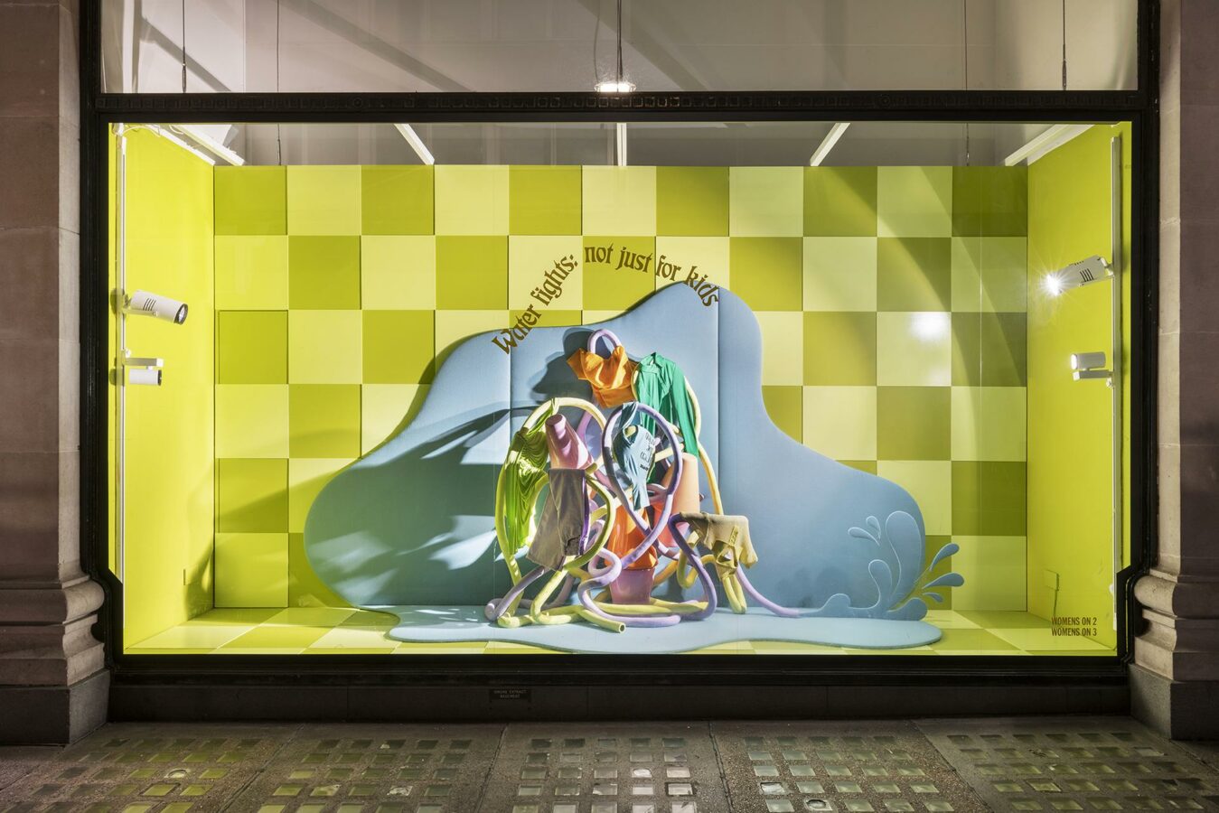 Summer Awakening: Die Schaufenster des Kaufhauses Selfridges an der Londoner Oxford Street. (Foto: Selfridges)