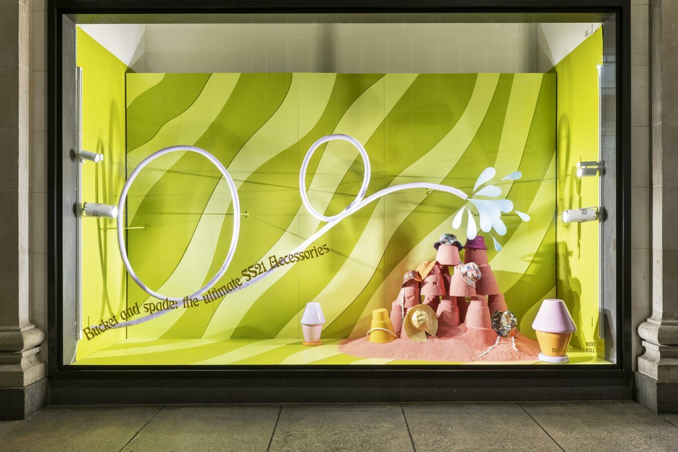 Summer Awakening: Die Schaufenster des Kaufhauses Selfridges an der Londoner Oxford Street. (Foto: Selfridges)