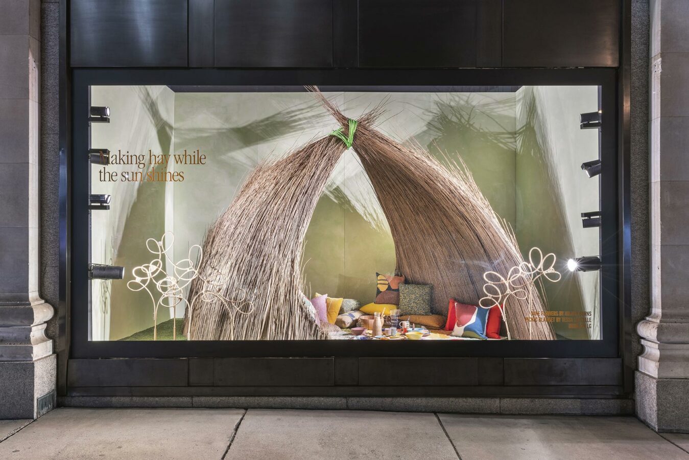 Summer Awakening: Die Schaufenster des Kaufhauses Selfridges an der Londoner Oxford Street. (Foto: Selfridges)