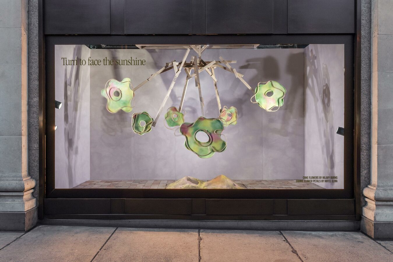 Summer Awakening: Die Schaufenster des Kaufhauses Selfridges an der Londoner Oxford Street. (Foto: Selfridges)