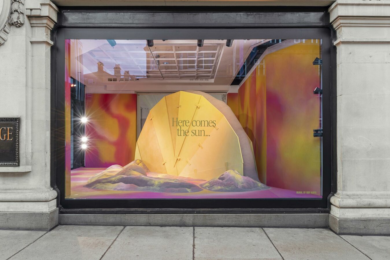 Summer Awakening: Die Schaufenster des Kaufhauses Selfridges an der Londoner Oxford Street. (Foto: Selfridges)