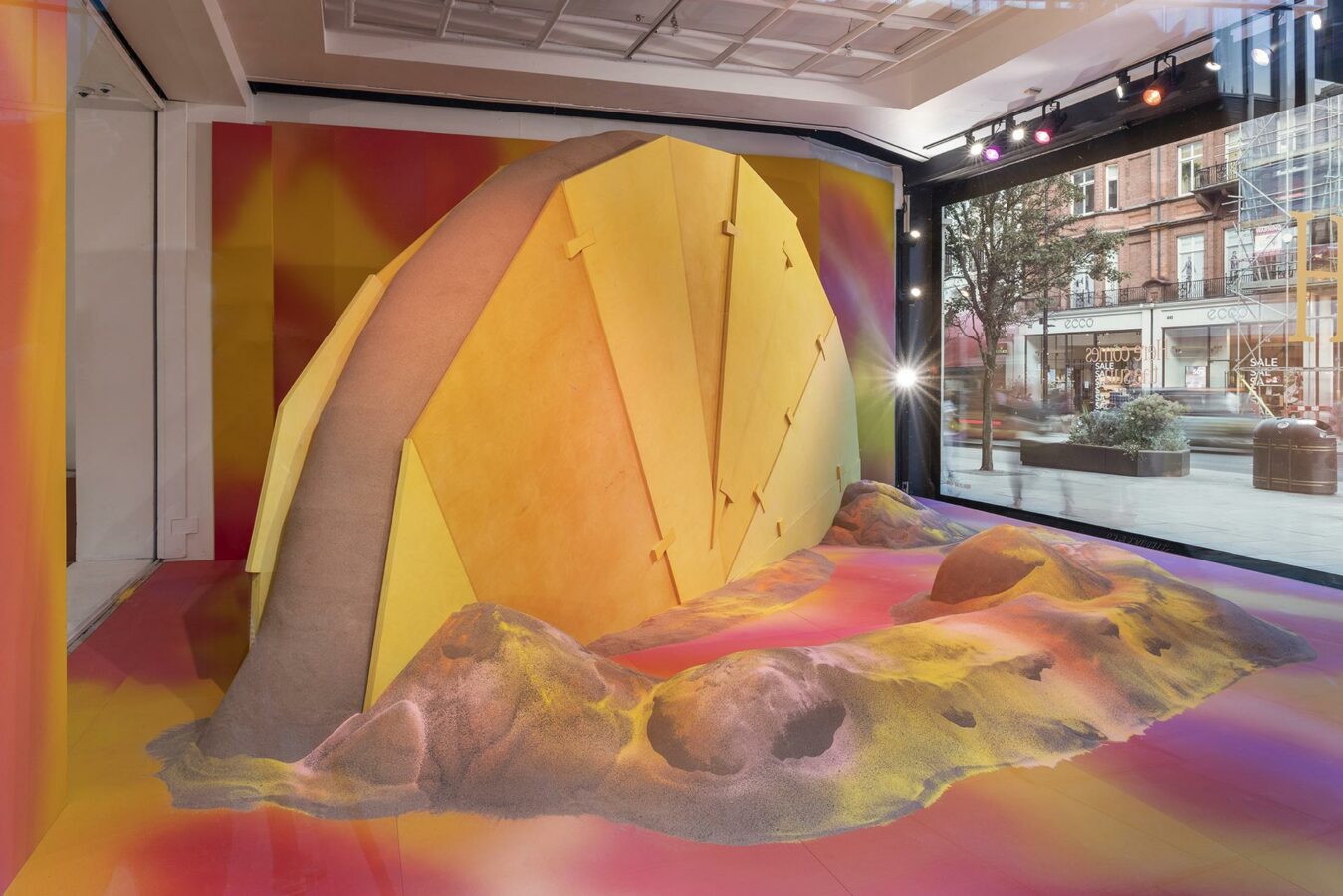 Summer Awakening: Die Schaufenster des Kaufhauses Selfridges an der Londoner Oxford Street. (Foto: Selfridges)