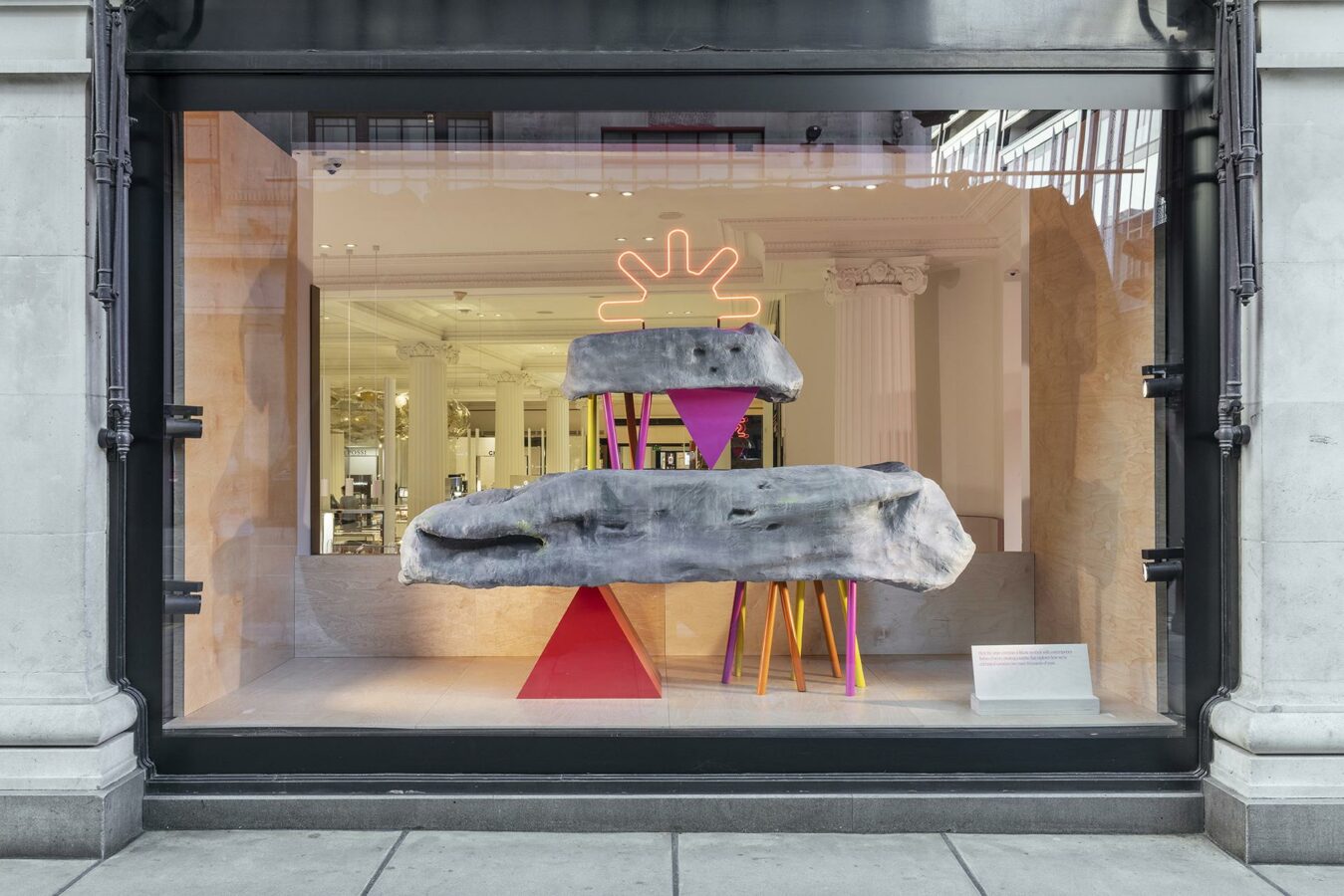 Summer Awakening: Die Schaufenster des Kaufhauses Selfridges an der Londoner Oxford Street. (Foto: Selfridges)