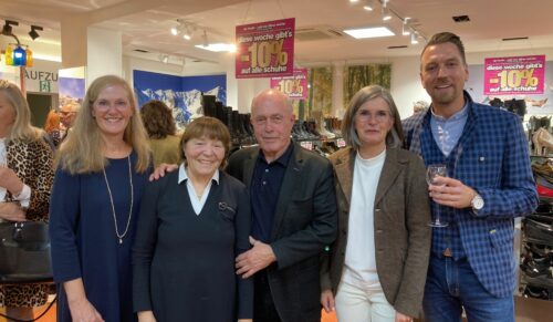 Die Unternehmerfamilien feiern die Weitergabe, v. l. n. r.: Annette Fischer, Gabi und Uli Beck, Christine Fischer-Lörch und Ingo Hänel. (Foto: Redaktion)