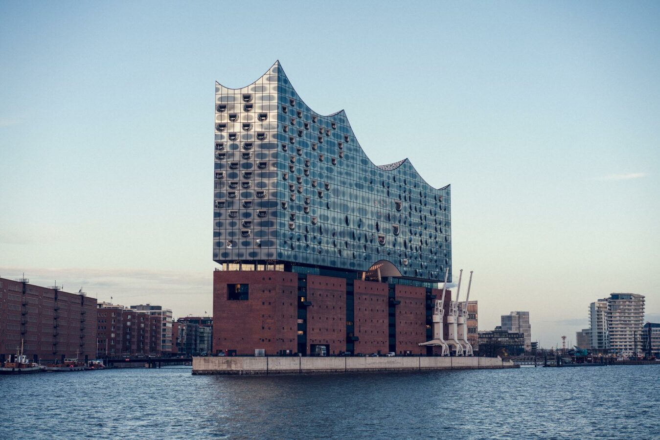 In Hamburg müssen größere Geschäfte ihre Verkaufsfläche auf 800 qm einschränken. (Foto: Unsplash/Jonas Tebbe)
