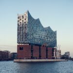 In Hamburg müssen größere Geschäfte ihre Verkaufsfläche auf 800 qm einschränken. (Foto: Unsplash/Jonas Tebbe)
