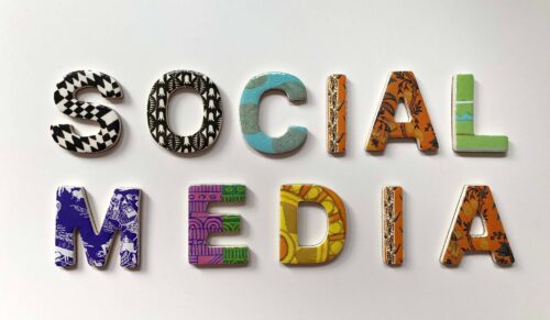 In Zeiten von Corona ist Social Media unerlässlich für die Kundenkommunikation (Foto: Merakist/Unsplash) 