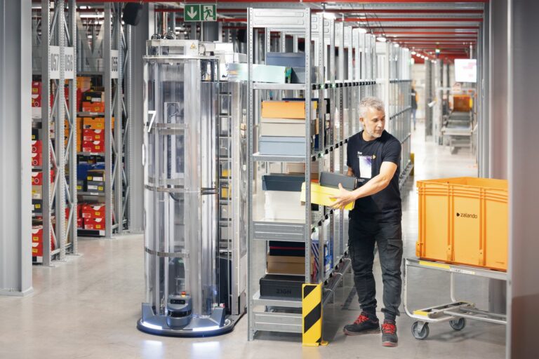 Menschen und Maschinen können mit dem Toru-System auf der gleichen Fläche gefahrlos zusammenarbeiten. (Foto: Magazino)