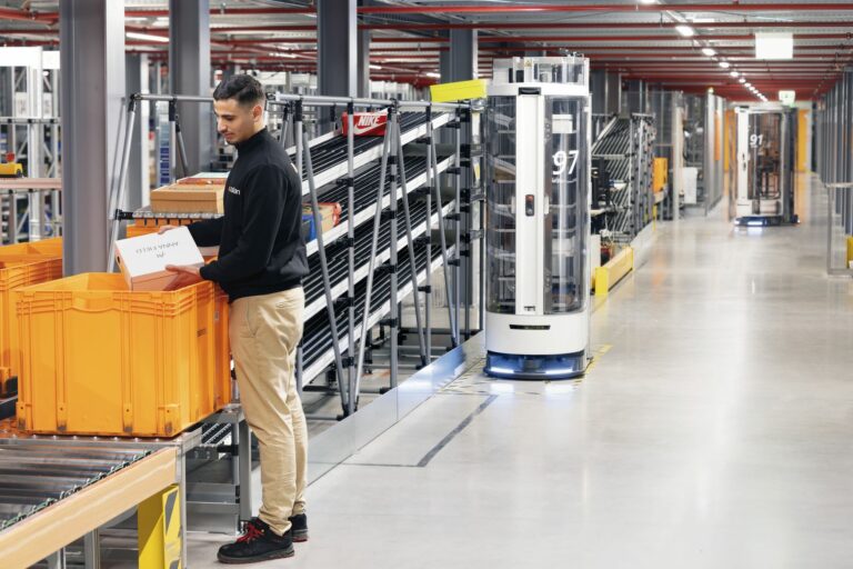 Zalando ist einer der größten Kunden von Magazino. Angefangen hat die Partnerschaft mit zwei Robotern; heute betreibt der Onlinehändler 60 Torus. (Foto: Magazino)