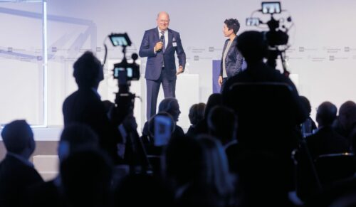 Wir Händler sind Optimisten“, sagt der neu gewählte HDE-Präsident Alexander von Preen, hier mit Moderatorin Dunja Hayali – und man sieht es ihm an. (Foto: Deutscher Handelskongress)