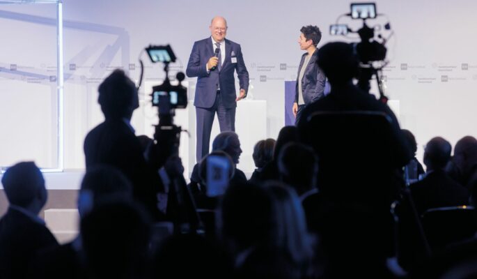 Wir Händler sind Optimisten“, sagt der neu gewählte HDE-Präsident Alexander von Preen, hier mit Moderatorin Dunja Hayali – und man sieht es ihm an. (Foto: Deutscher Handelskongress)
