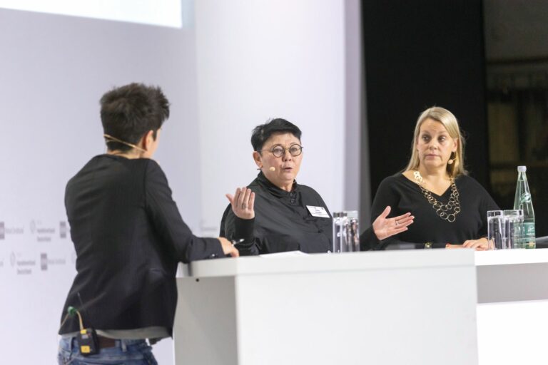 Petra Schäfer, Alnatura, (Mitte) vertritt nachdrücklich den Weg der Konsequenz und Authentizität. (Foto: Deutscher Handelskongress)