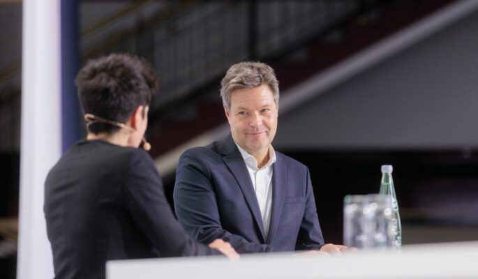 Wirtschaftsminister Robert Habeck, hier mit Moderatorin Dunja Hayali. (Foto: Deutscher Handelskongress/Joerg Sarbach)