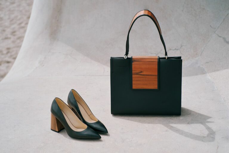 Edles Holz für einen besonderen Look: Schuhe von Copardo und Taschen von Embawo (Foto: Style for Sales/Erik Zeidler)