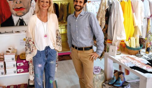 Luca Beltrami, Faire-Head of Product Retailers (rechts), suchte sich für die Vorstellung des Konzepts passenderweise eine kleine unabhängige Boutique aus, das Loretto 23 in Düsseldorf. Inhaberin Patricia Bernhard ordert rund die Hälfte ihres Sortiments über Faire. (Foto: Faire)