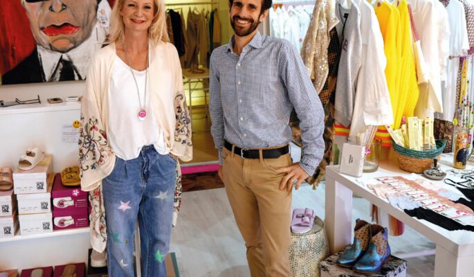 Luca Beltrami, Faire-Head of Product Retailers (rechts), suchte sich für die Vorstellung des Konzepts passenderweise eine kleine unabhängige Boutique aus, das Loretto 23 in Düsseldorf. Inhaberin Patricia Bernhard ordert rund die Hälfte ihres Sortiments über Faire. (Foto: Faire)