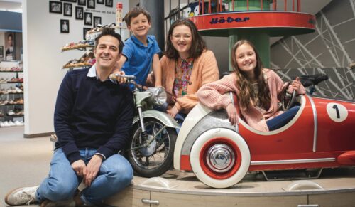 Familienprojekt: Margarete Höber-Läer mit ihrem Ehemann Niko Läer und ihren Kindern. Im Jahr 2009 übernahm die Händlerin das Schuhhaus Höber, das inzwischen seit 350 Jahren besteht. (Foto: Schuhhaus Höber)