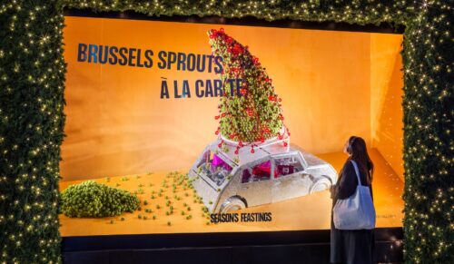 „Season's Feastings” – Die neue Schaufensterdekoration im Luxusmodehaus Selfridges dreht sich um traditionelle und weniger traditionelle Weihnachtsschlemmereien. (Foto: Andrew Meredith)