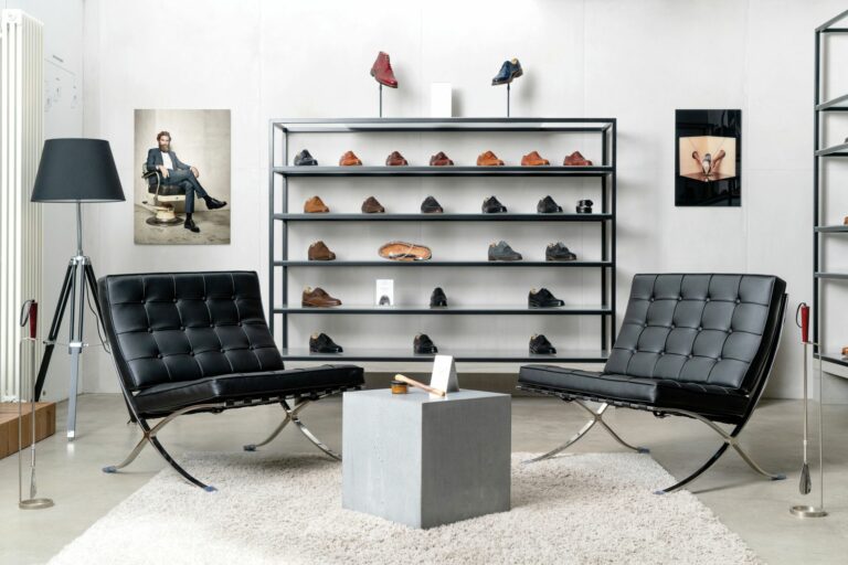 Edles Ambiente, hochwertige Möbel und ein reduziertes Design als Rahmen für besondere Schuhe: Loungebereich im Berliner Shoepassion-Store. (Foto: Shoepassion)