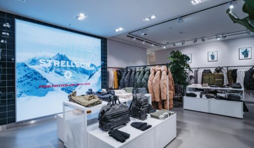 Blickfang im neu designten Strellson Store ist die überdimensionale Videowand.