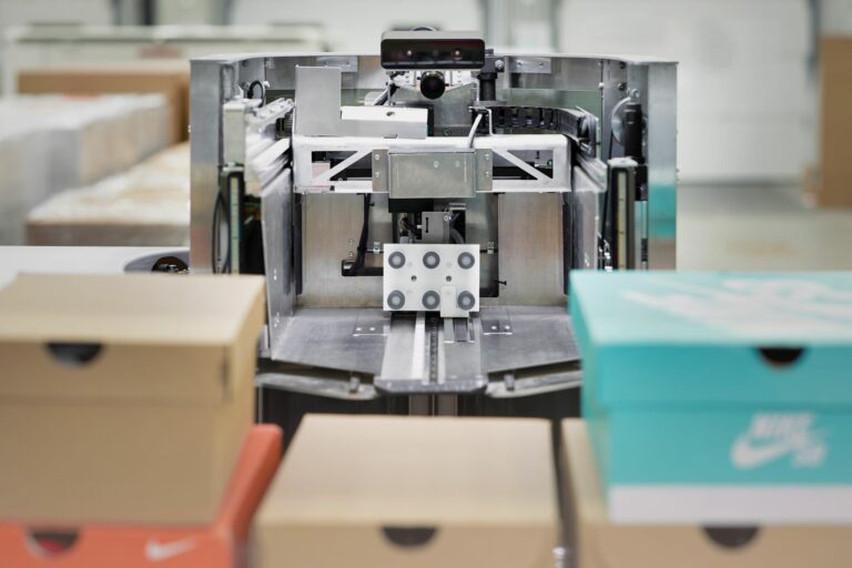 Die Toru-Roboter können mit ihrer Saugeinheit Schuhkartons festhalten und bis zu 16 Kartons verstauen. (Foto: Magazino)
